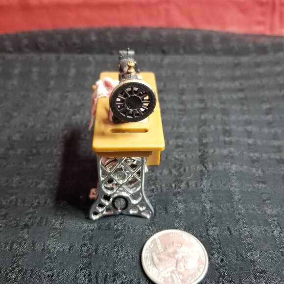 Miniature Doll House / Magnet Treadle Sewing Machi - Picture 4 of 5